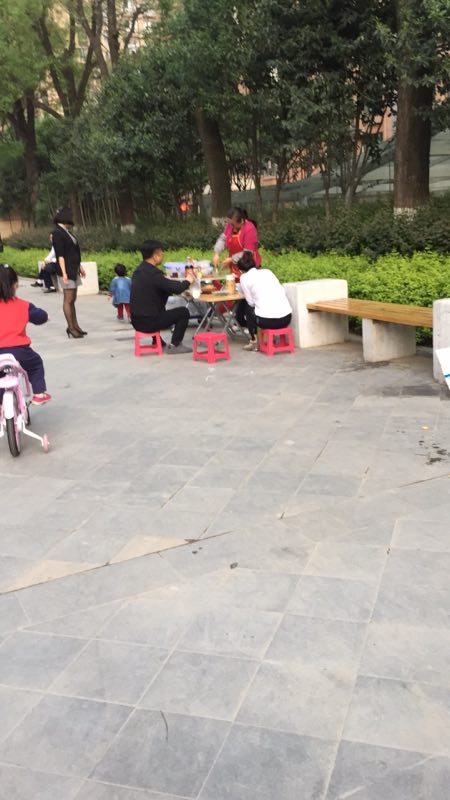 小区广场摆摊.jpg