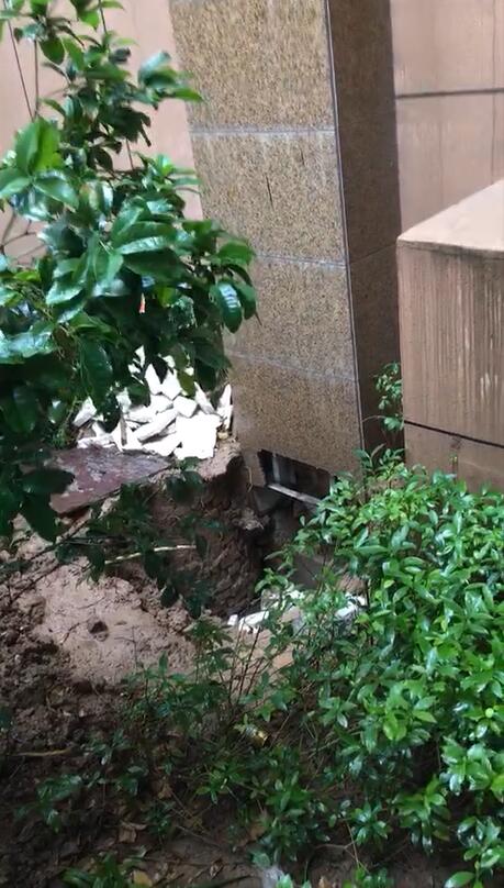 四号楼1单元门口沉陷.jpg