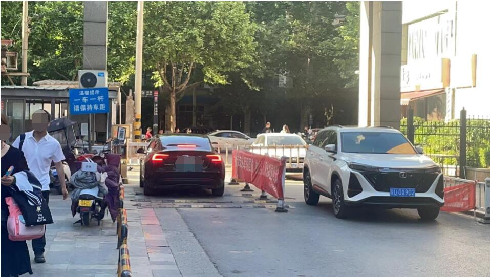 物业东门往进放车记录1.jpg